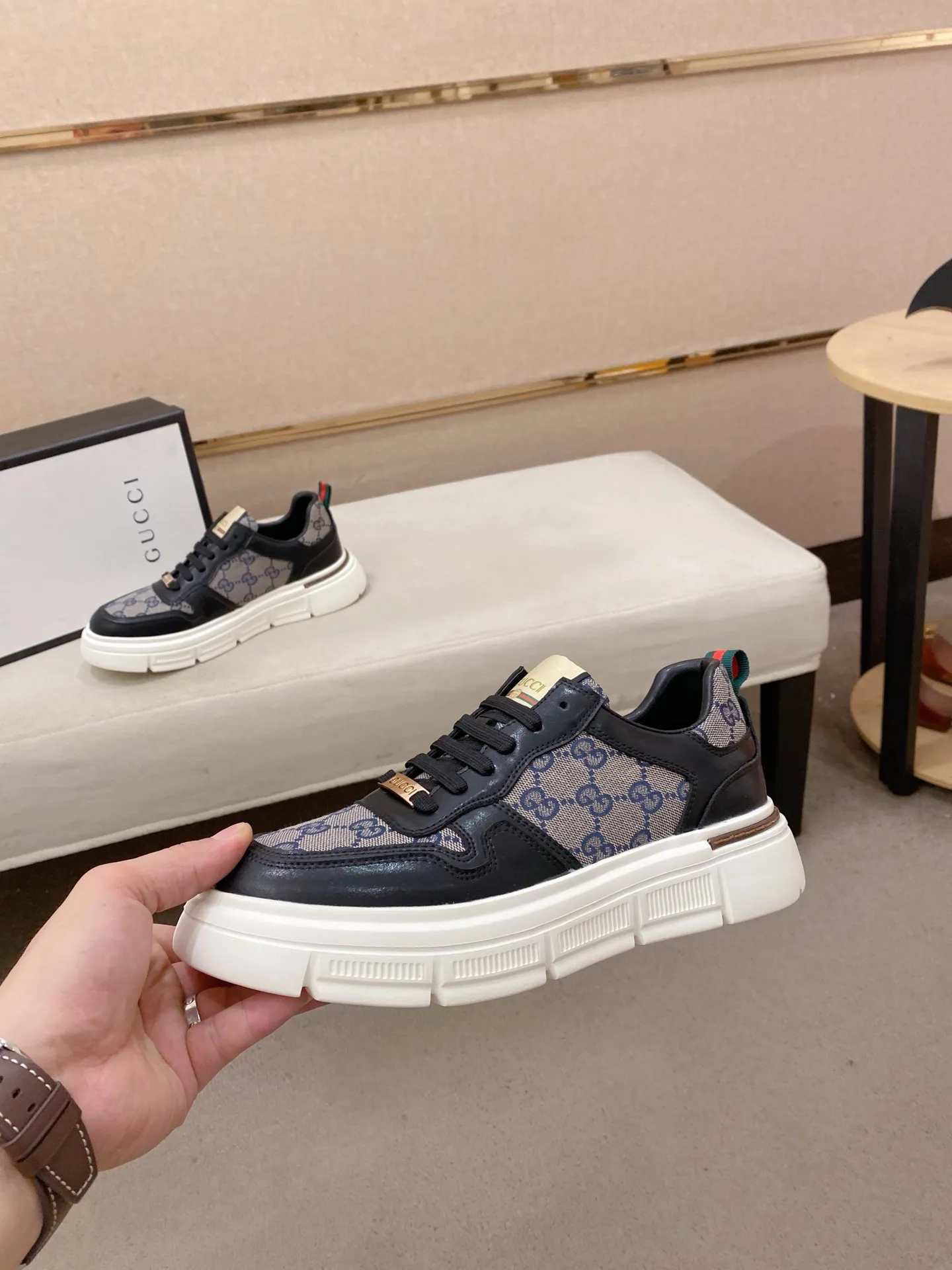 Men's shoes💰 400💰The new GUCCI (Gucci) counters are launched simultaneously. The new men's shoes, 😘fabrics are selected from imported cowhide, and the lining is sheepskin lining. 👍🏿 High-end ☄️ air-cushion molded anti-slip rubber outsole, exquisite lines, simple and elegant, comfortable and high-end for leisure travel. Code number: 38 to 44 (45 can be customized and cannot be returned or exchanged)